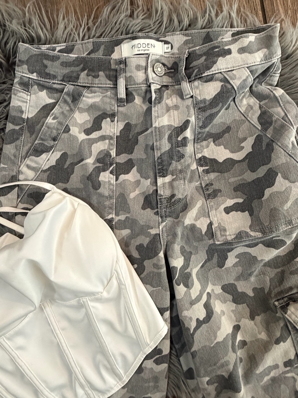 Hidden Gray and White Camo cargo pants and 2 tops - Picture 5 of 9